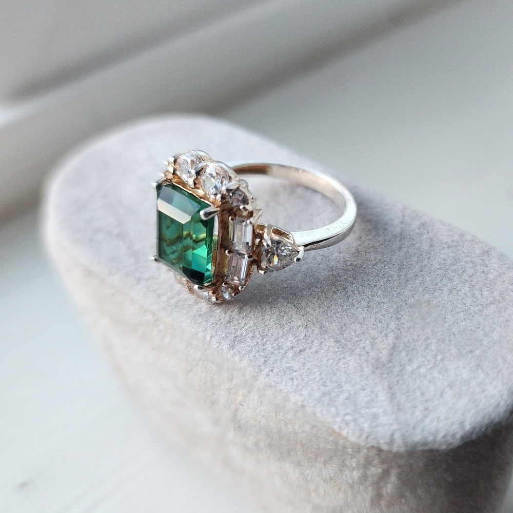 Emerald Green Gemstone Ring Size 6 - image 2